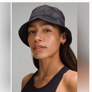 LULULEMON BOTH WAYS REVERSIBLE BUCKET HAT. CAMO/BLACK